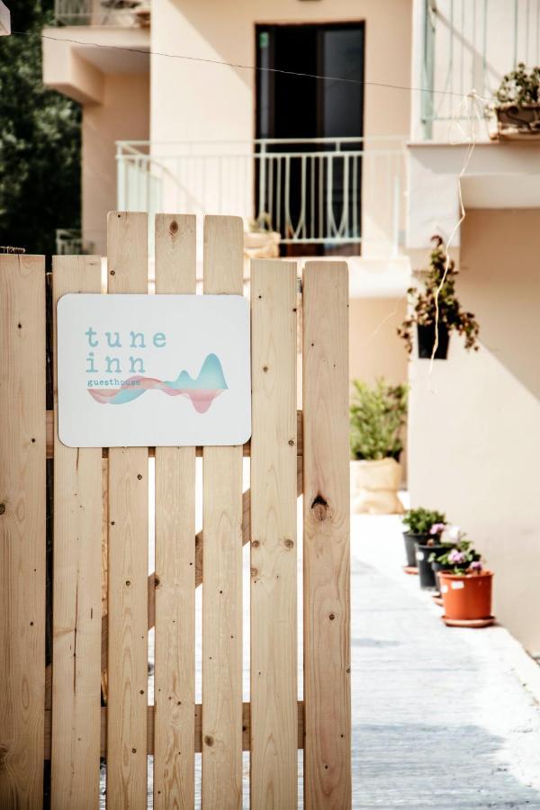 Tune Inn Activity Guesthouse- Over 24'S イプソス エクステリア 写真