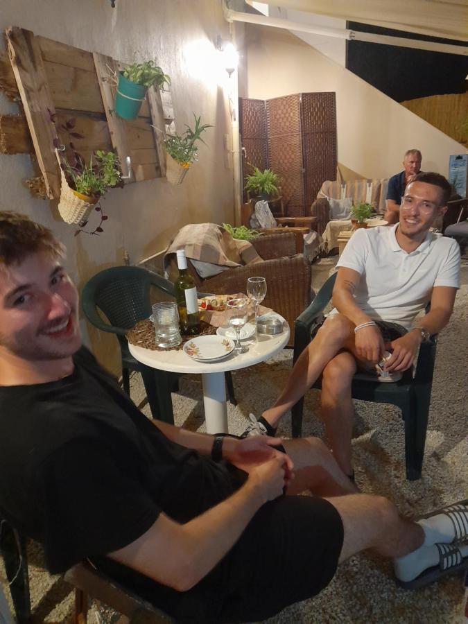 Tune Inn Activity Guesthouse- Over 24'S イプソス エクステリア 写真