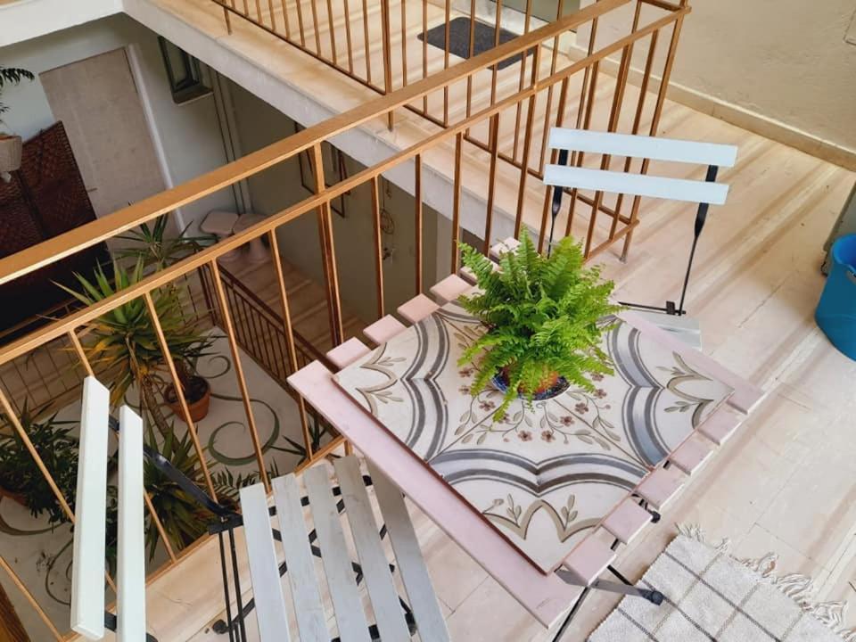 Tune Inn Activity Guesthouse- Over 24'S イプソス エクステリア 写真