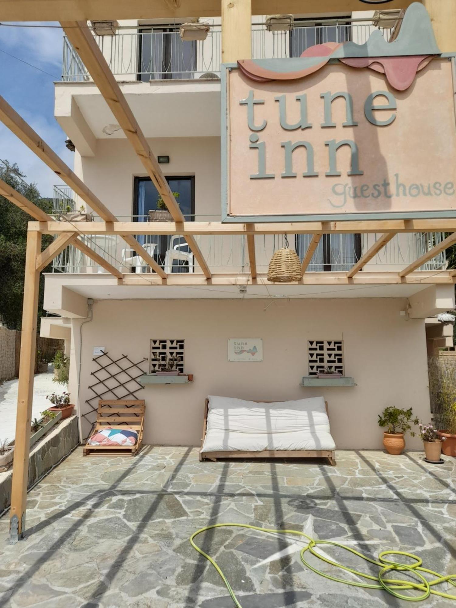 Tune Inn Activity Guesthouse- Over 24'S イプソス エクステリア 写真
