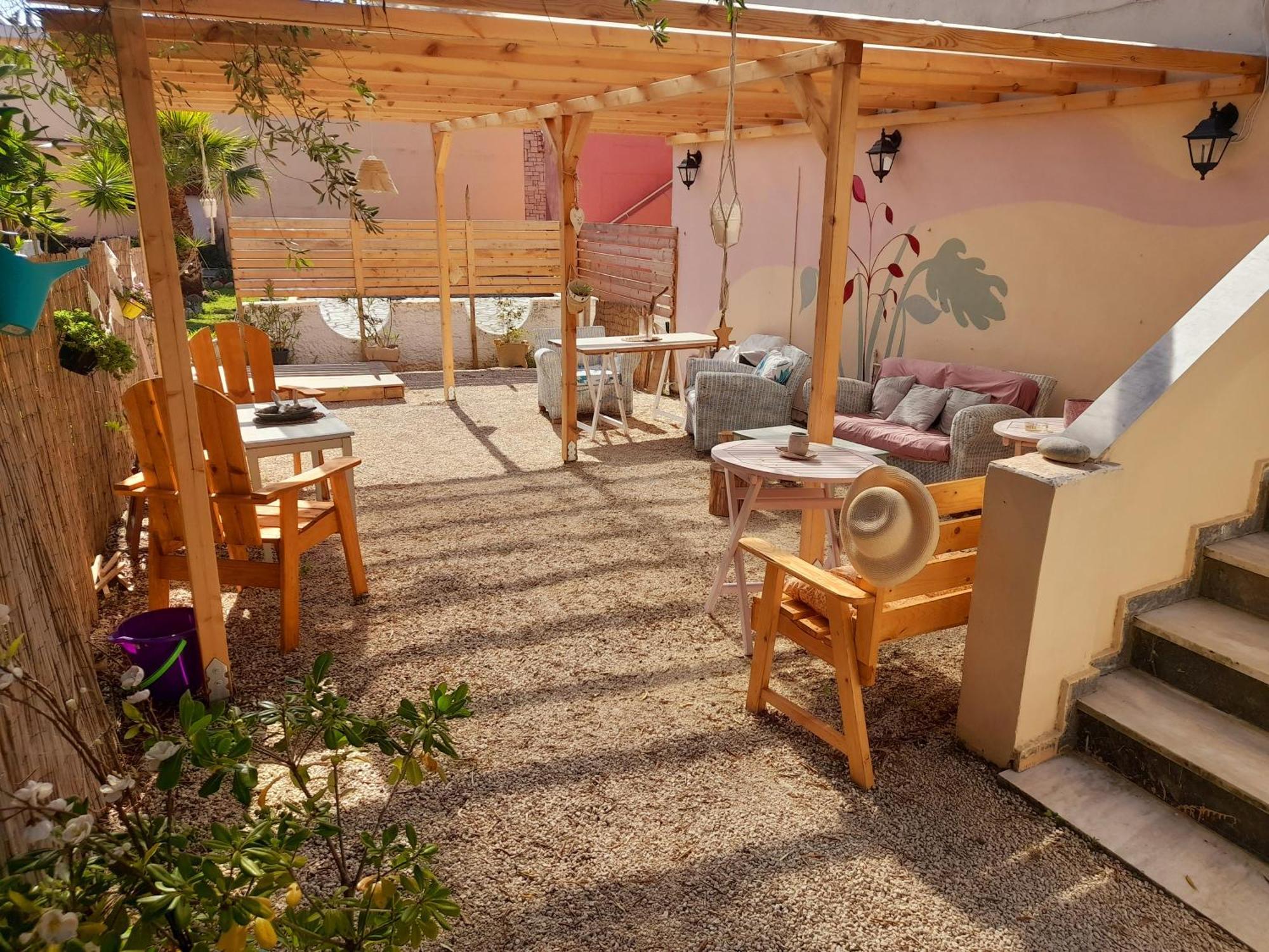 Tune Inn Activity Guesthouse- Over 24'S イプソス エクステリア 写真
