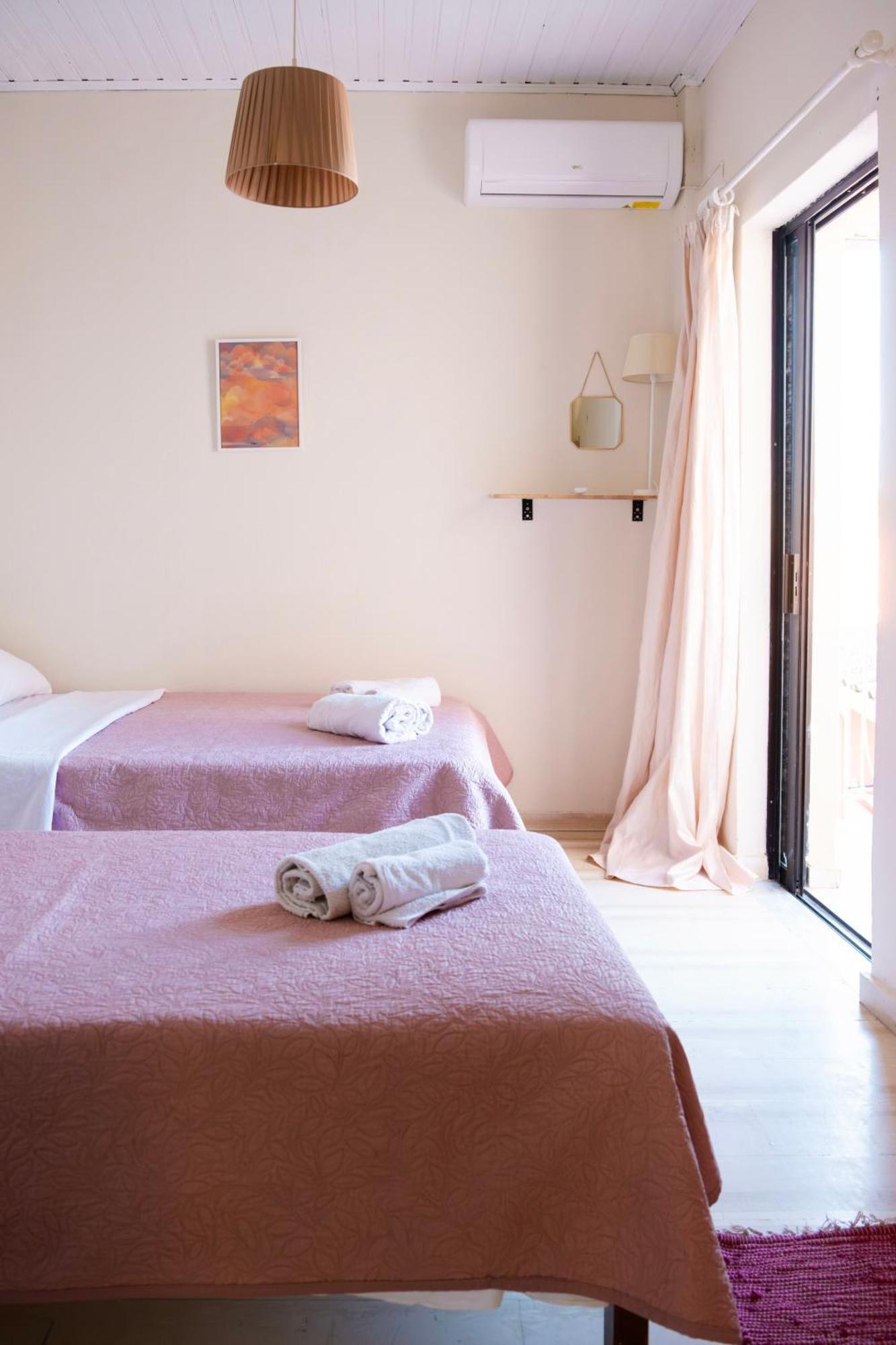 Tune Inn Activity Guesthouse- Over 24'S イプソス エクステリア 写真
