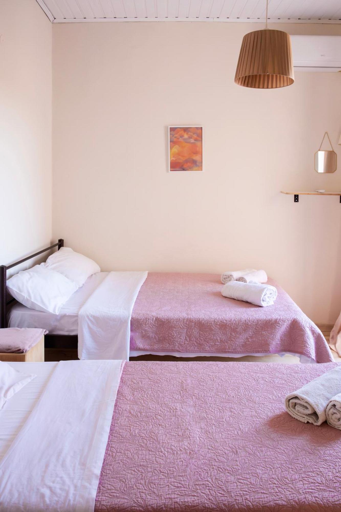 Tune Inn Activity Guesthouse- Over 24'S イプソス エクステリア 写真