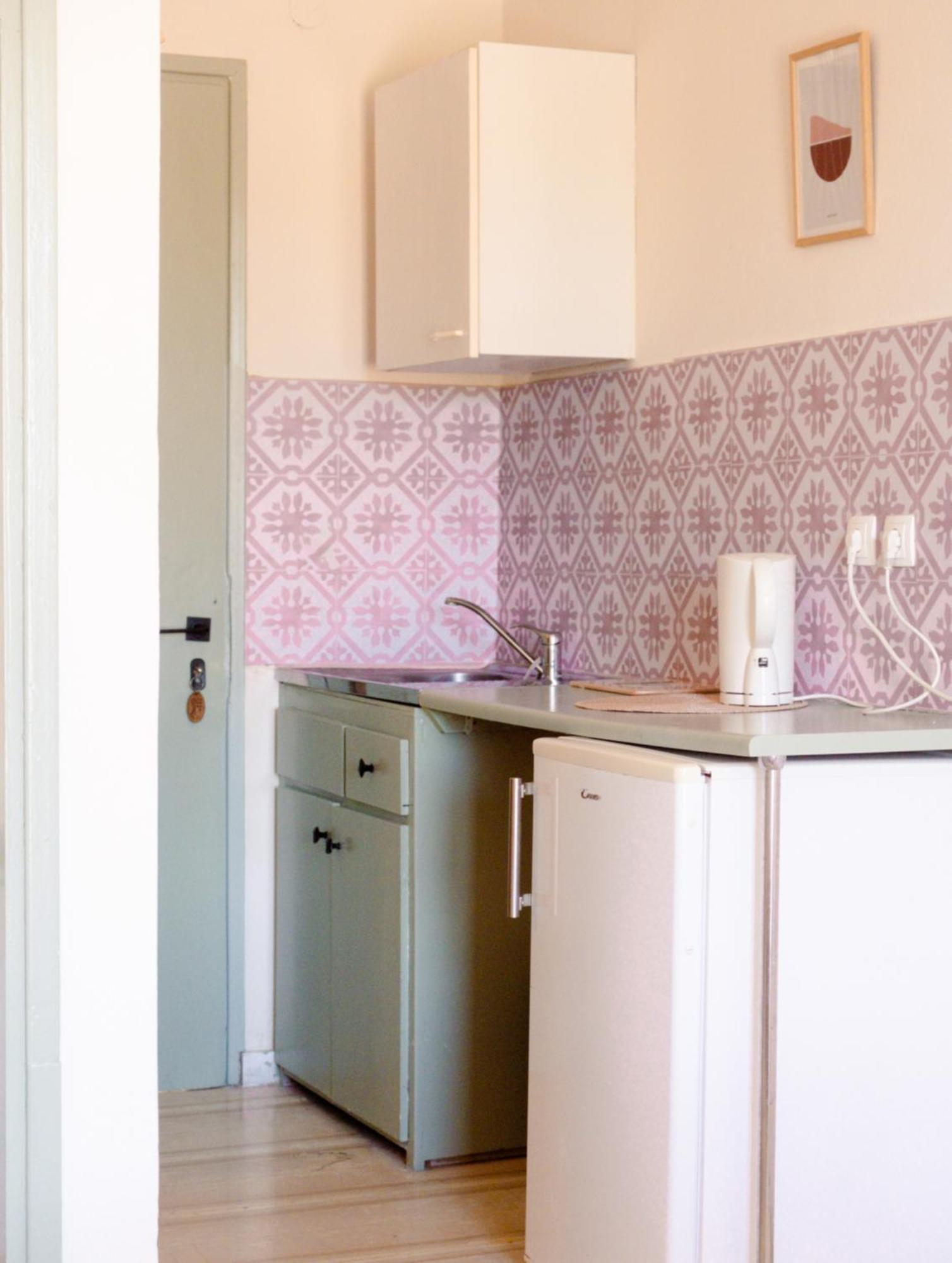 Tune Inn Activity Guesthouse- Over 24'S イプソス エクステリア 写真